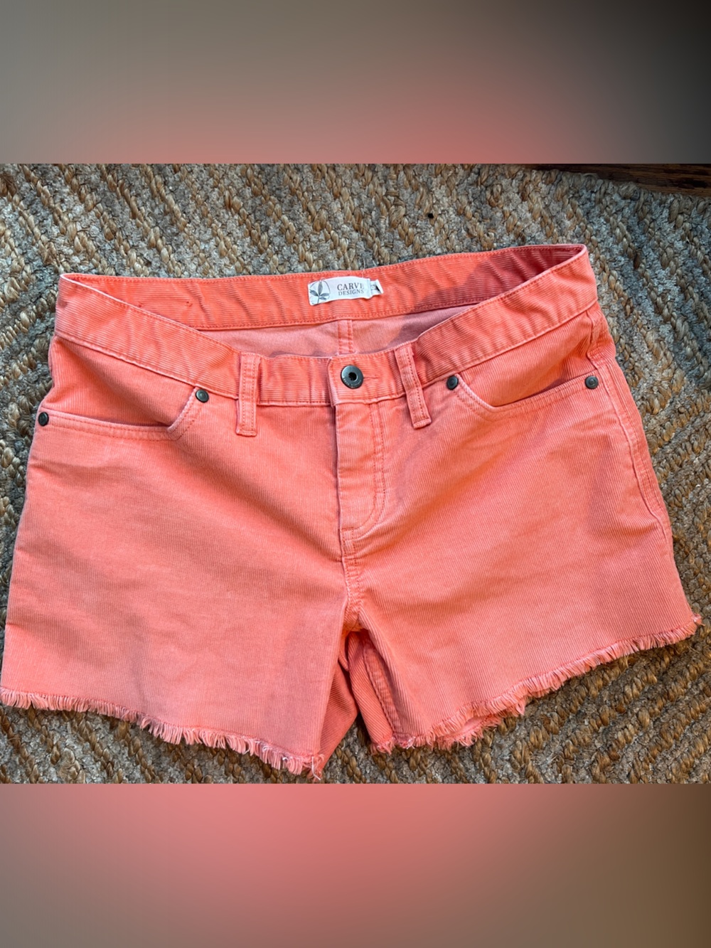 Carve shorts in coral